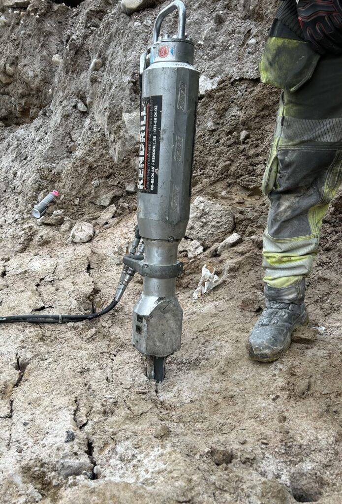 Närbild på Kendrill hydraulsprängare som spräcker berg vid markarbete